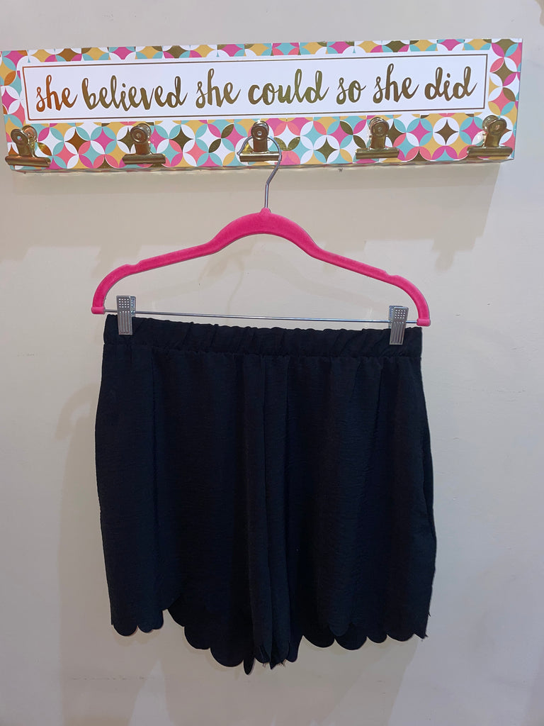 Scalloped Edge Short Pants
